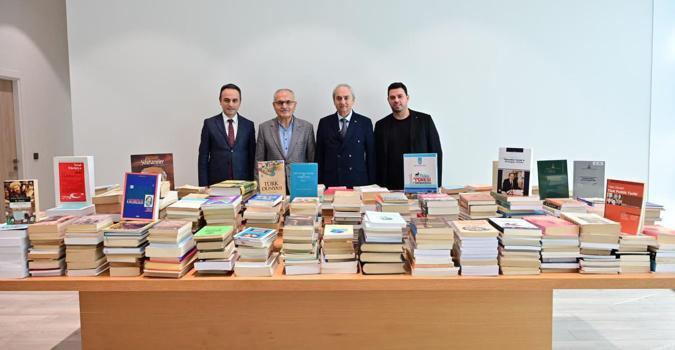 Profesörden Antalya Kütüphanesi'ne 2 bin kitaplık bağış