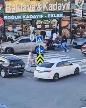 İstanbul - Beylikdüzü'nde 2 grup arasında tekmeli yumruklu kavga kamerada