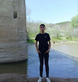 Devrilen traktörün sürücüsü Emre öldü