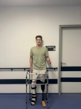 Motosiklet kazasında bacağını kaybeden Berk, protezle ayağa kalktı