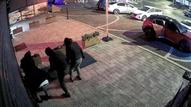 Esenyurt'ta 4 şüpheli kuyumcuya girmeye çalıştı; alarmın devreye girmesiyle kaçtı