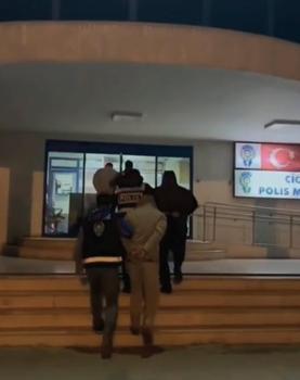 İzmir'de 3 ayrı adrese uyuşturucu operasyonu: 3 gözaltı