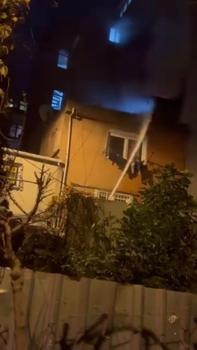 İstanbul - Beyoğlu'nda 3 katlı binada çıkan yangın söndürüldü