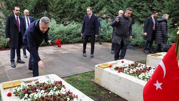 Bakan Fidan, Dışişleri Şehitliği'ni ziyaret etti