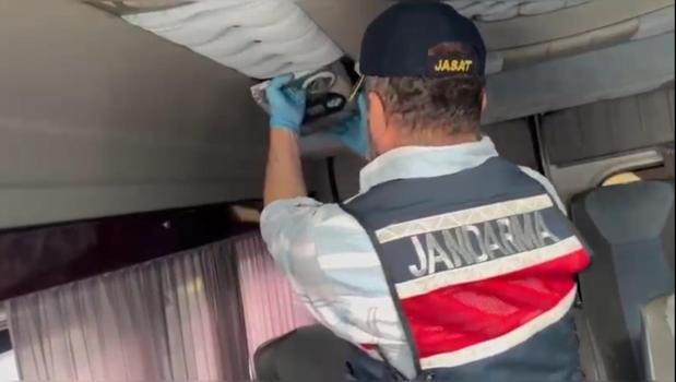 İstanbul - Eyüpsultan’da operasyon: Servis aracında piyasa değeri 30 milyon lira olan uyuşturucu bulundu
