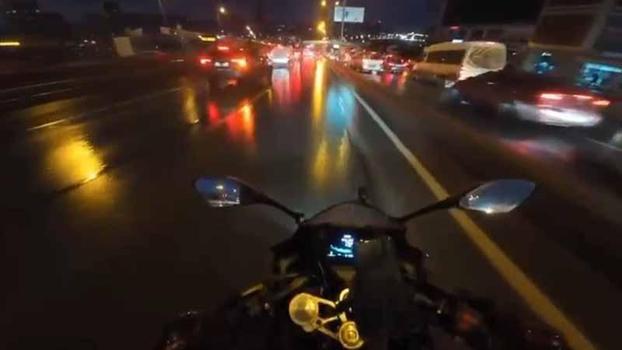 Beylikdüzü'nde yolda kayan motosikletin kamyonetin altına girdiği anlar kamerada