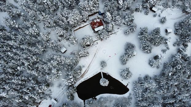Gümüşhane'de Kent Ormanı, kar yağışıyla beyaza büründü
