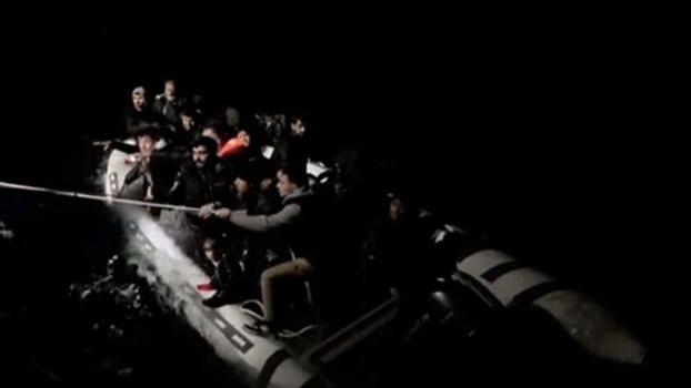 Arızalanan lastik bottaki 29 kaçak göçmen kurtarıldı, 2 organizatör gözaltına alındı