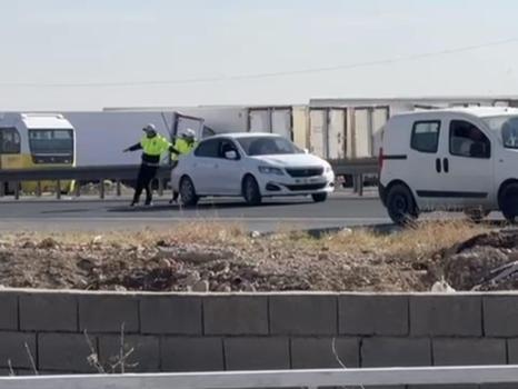 Mardin’de arızalanan otomobili polisler itti