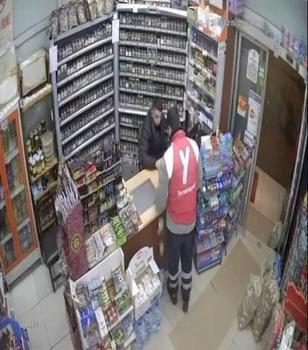 İstanbul- Avcılar’da markette parasını düşüren kuryeyi sosyal medya sayesinde buldu