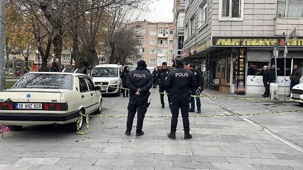 Kayseri'de hırdavatçı, sokakta gördüğü 3 kişiyi bıçakladı