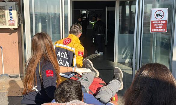 Okul bahçesinin çitinden atlarken bacağına demir saplandı