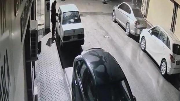 Park halindeki otomobilin teybini 46 saniyede çaldı, o anlar kamerada