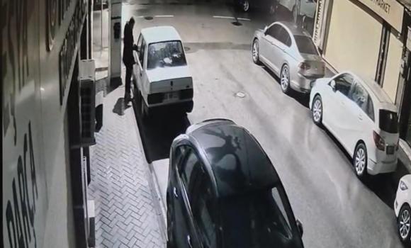 Park halindeki otomobilin teybini 46 saniyede çaldı, o anlar kamerada