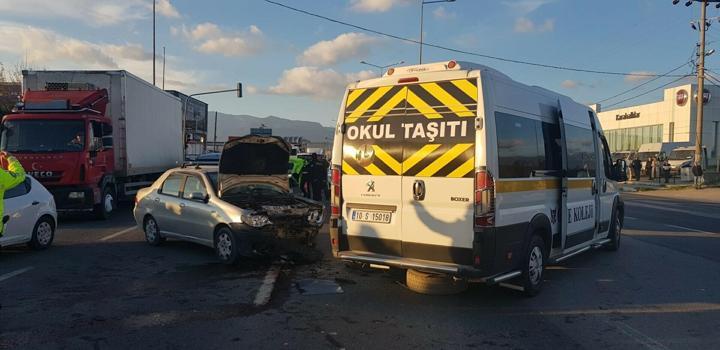 Balıkesir'de öğrenci servisi ile otomobil çarpıştı: 7 yaralı