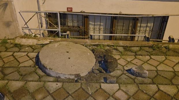 İstanbul - Sultangazi'de sokakta rögar tıkandı; 3 katlı binanın bodrum katını su bastı
