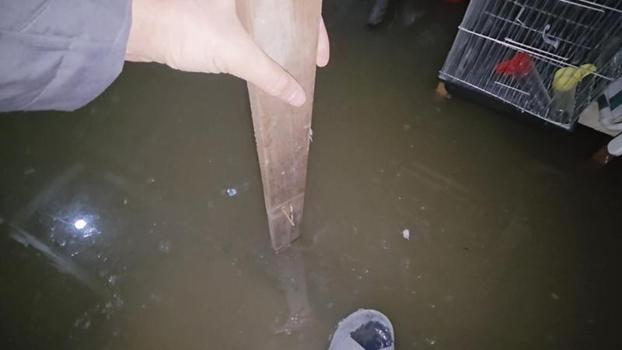 Sultangazi'de sokakta rögar tıkandı; 3 katlı binanın bodrum katını su bastı