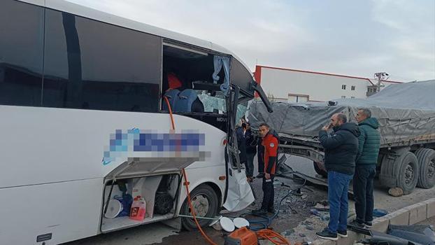 İşçi servisi, park halindeki TIR'a çarptı: 22 yaralı