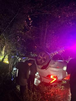 İstanbul - Sarıyer’de otomobil takla attı; mahsur kalan sürücüyü çevrededekiler kurtardı