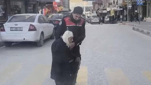 Yolun karşısına geçmekte zorlanan yaşlı kişiye polis yardım etti