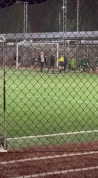 Antrenör, kadın hakeme saldırıp tokat attı