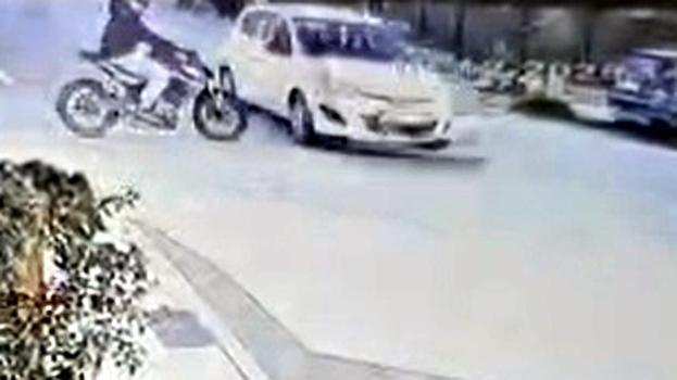 Otomobille çarpışan motosikletin sürücüsü öldü; kaza anı kamerada