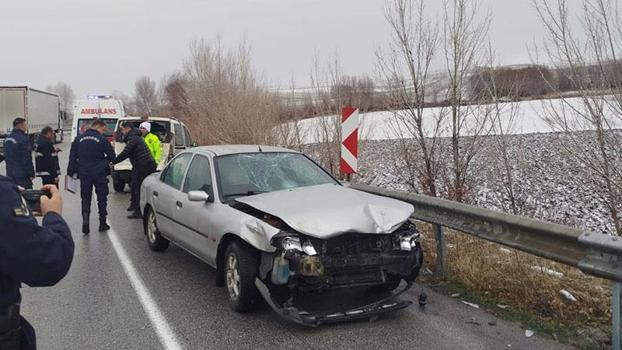 Bariyerlere çarpan araçtan inen kazazedelere otomobil çarptı: 5 yaralı