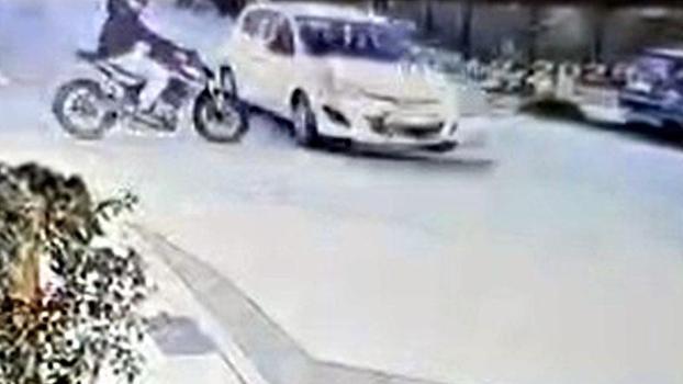 Otomobille çarpışan motosikletin sürücüsü öldü; kaza anı kamerada
