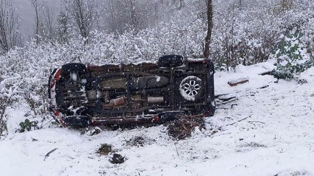 Ordu'da kamyonet karla kaplı yolda şarampole yuvarlandı: 6 yaralı