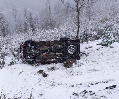 Ordu'da kamyonet karla kaplı yolda şarampole yuvarlandı: 6 yaralı