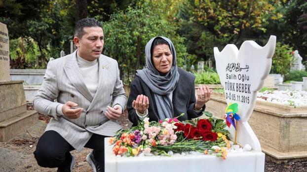 Doğuma 1 gün kala bebeklerini kaybeden gazi ile eşi, tazminat kararı çıkınca mezar taşına sarılarak ağladı