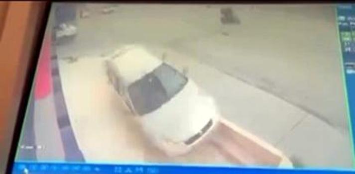 Esenyurt’ta sürücüsünün direksiyon hakimiyetini kaybettiği otomobil kaldırıma çıktı