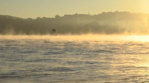 İstanbul Boğazı'nda denizden buhar yükseldi