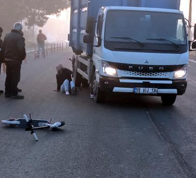 Devrilen skuterin sürücüsünün ayağının üzerinden kamyonet geçti