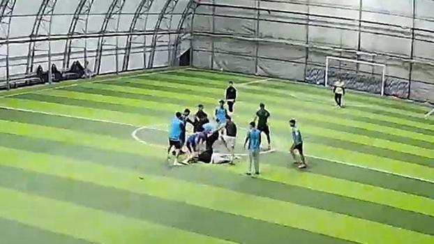 Halı saha maçında tekmeli- yumruklu kavga