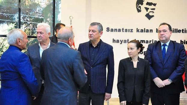 Özgür Özel, Gülşah Durbay'ın ailesi ile birlikte taziyeleri kabul ediyor