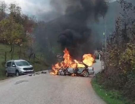 Hafif ticari araçla çarpışan otomobil alev aldı: 2 yaralı