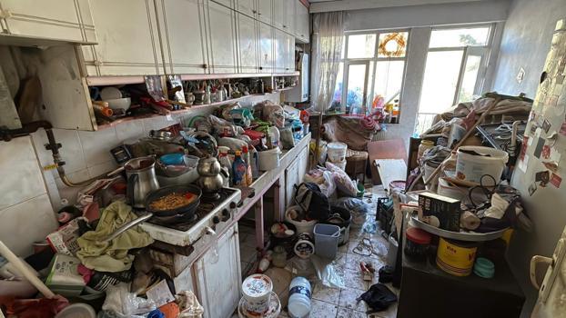 Ev ve apartmanın bahçesinden 10 kamyon çöp çıktı