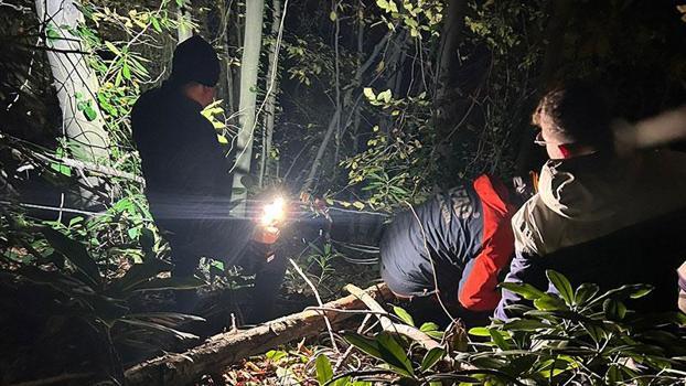 Engebeli arazide düÅŸerek yaralanan orman iÅŸçisini ekipler kurtardı