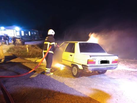 Antakya’da alev alan otomobil, yandı