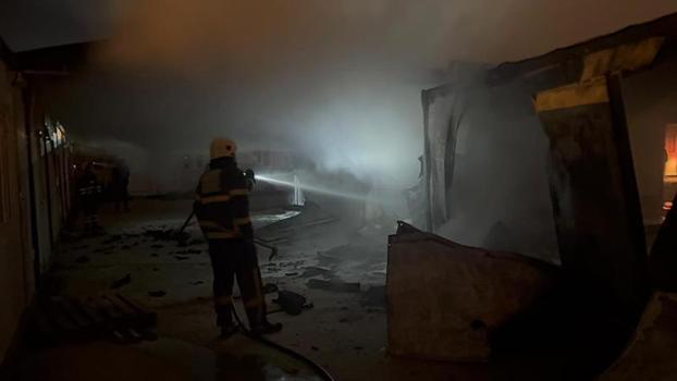 Hatay'da 6 konteyner yandı