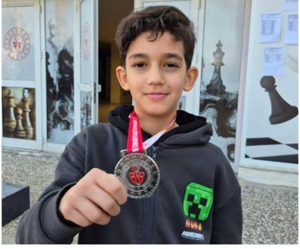 İlkokul öğrencisi satranç turnuvasında ikinci oldu.