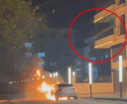 Alev alan otomobile, balkondan hortumla su döktü; o anlar kamerada
