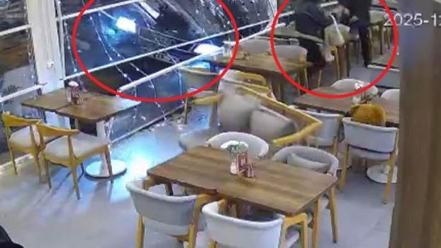 Otomobilin kafeye daldığı kaza kamerada
