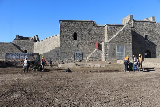 Diyarbakır’da İçkale surlarının 100 yıldır toprak altında olan kısmı gün yüzüne çıkarıldı / Ek fotoğraflar