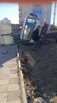 Elazığ’da toprak yüklü hafriyat kamyonu devrildi; şoförü yaralandı