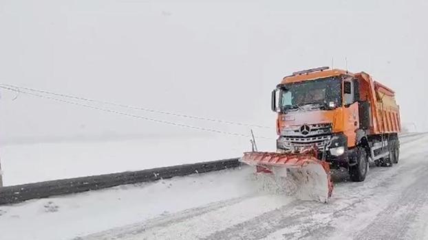 Ekipler, geçitleri ulaşıma açık tutmak için çalışıyor