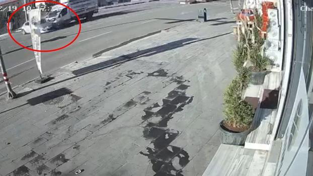 Kamyonet ile otomobilin çarpıştığı kaza kamerada: 2 yaralı