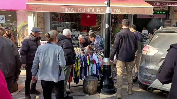 İstanbul- CHP Şile İlçe Başkanlığı önünde 'kızıma küfür ettiler' diye bağıran kişi gözaltına alındı