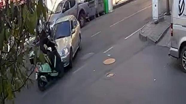 Otomobille çarpışan motosikletin sürücü yaralandı; kaza kamerada